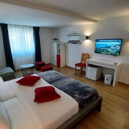 Amaryllis Residence, Diana & Deluxe With Shared Kitchen Appartamento *